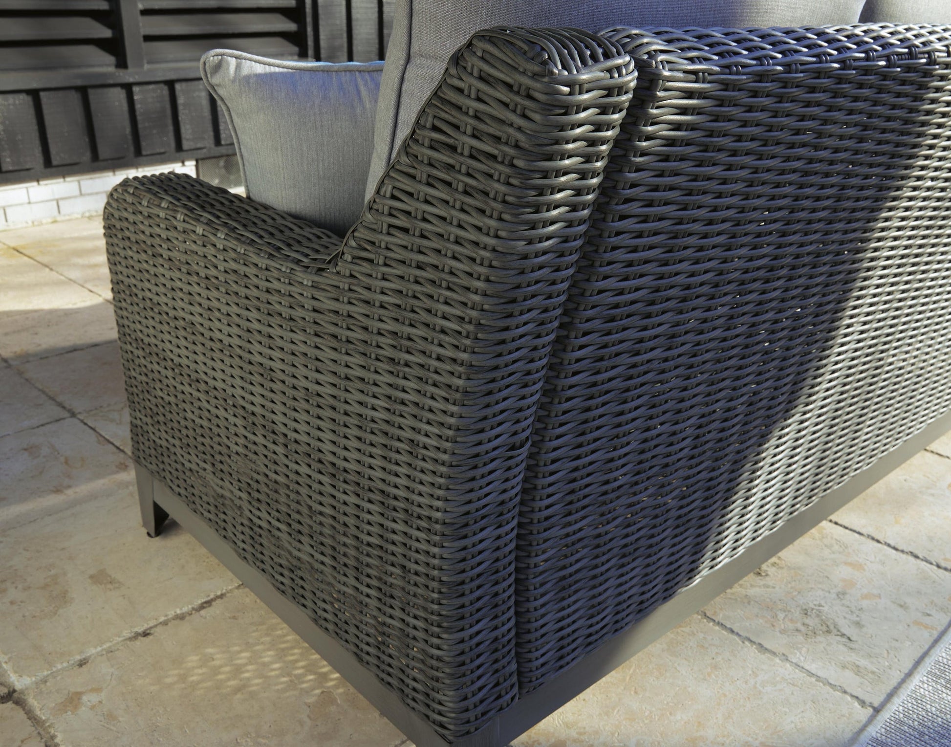 Elite Park Loveseat w/Cushion Signature Design by Ashley®