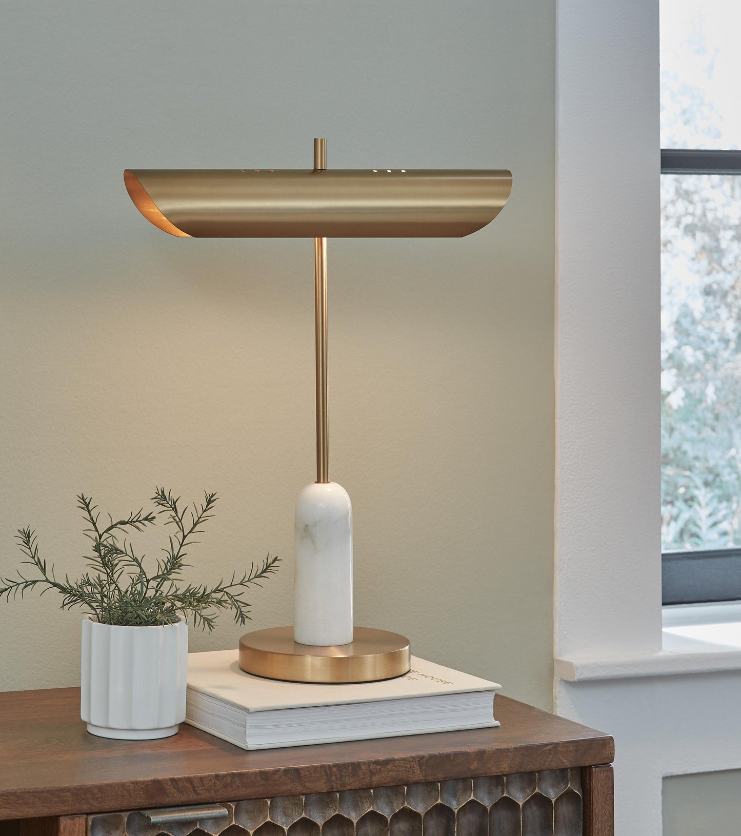Rowleigh Marble Desk Lamp (1/CN) Signature Design by Ashley®