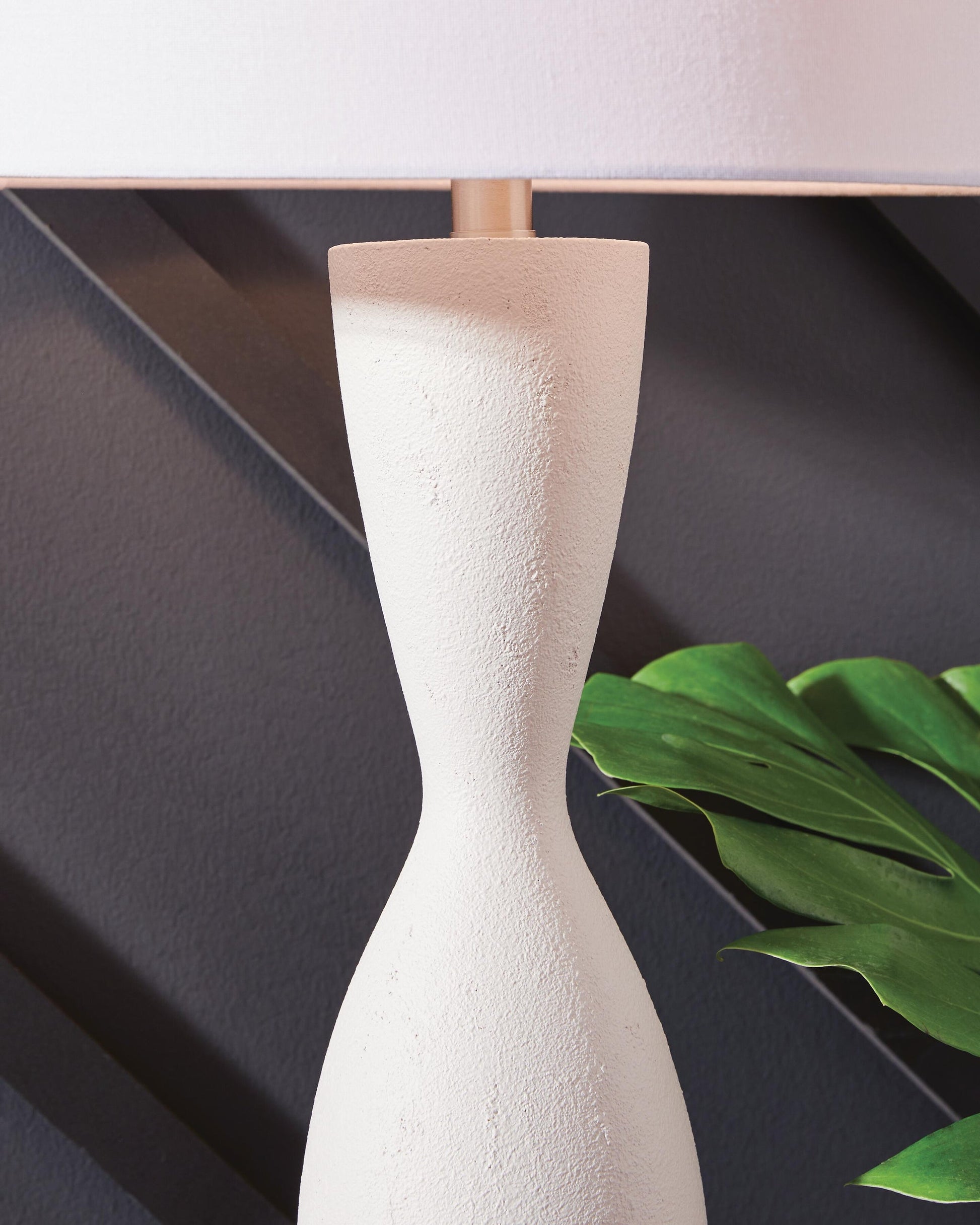 Davinford Poly Table Lamp (1/CN) Signature Design by Ashley®