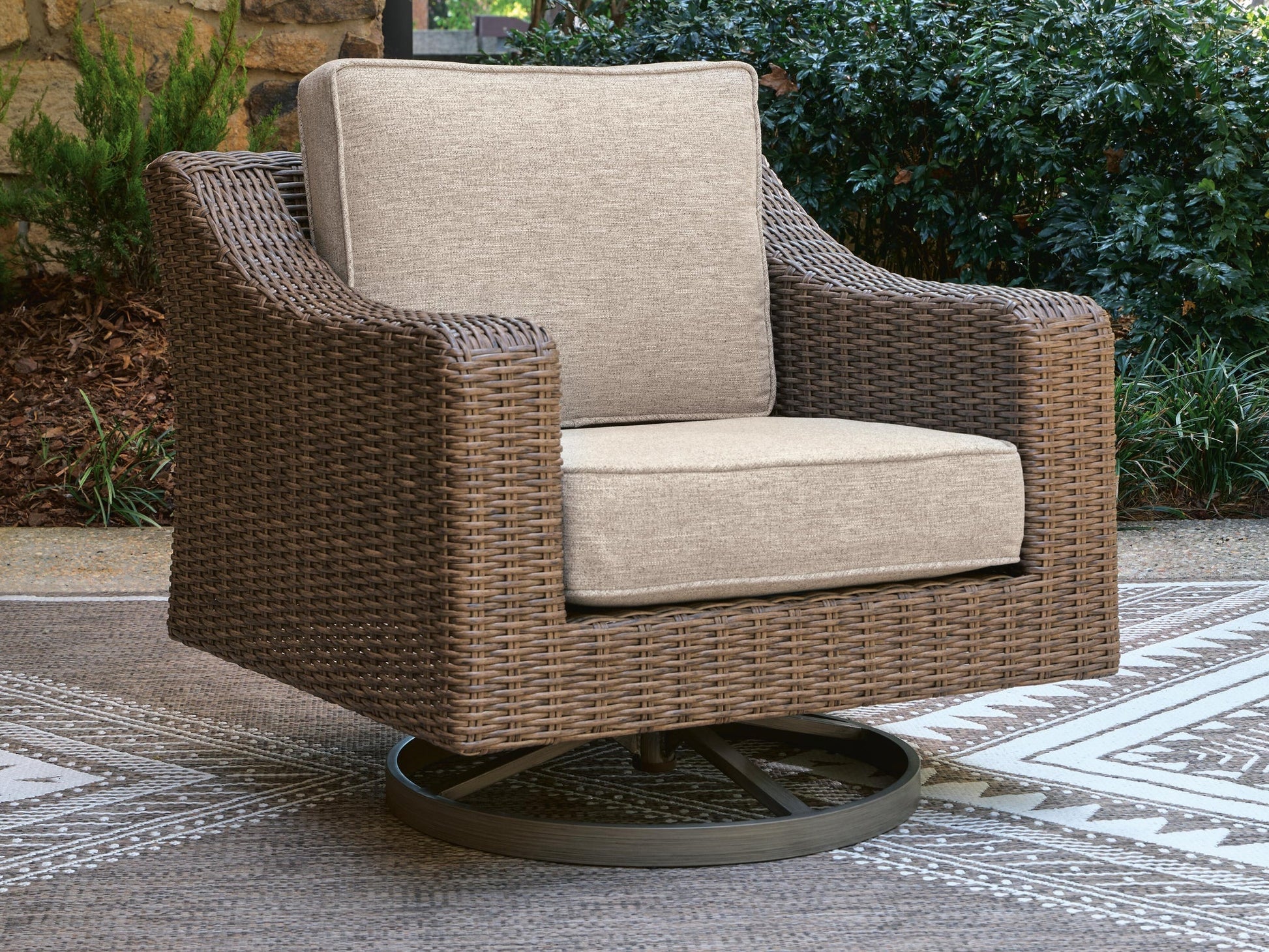 Laguna Heights Swivel Lounge w/ Cushion Signature Design by Ashley®