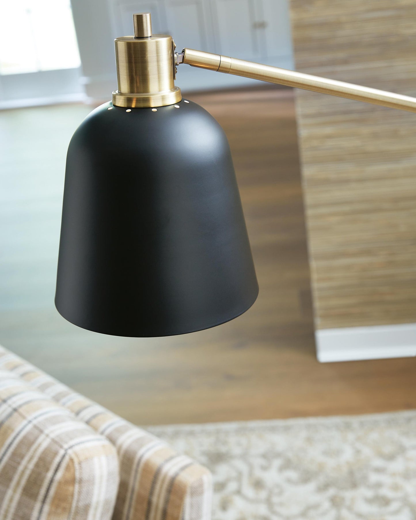 Clairwell Metal Floor Lamp (1/CN) Signature Design by Ashley®