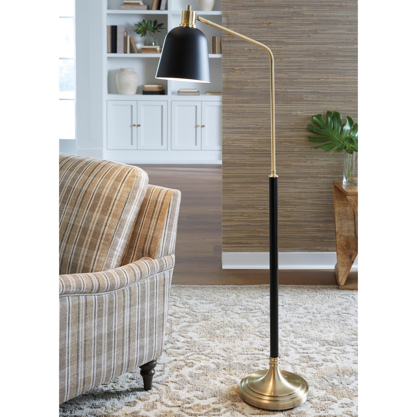 Clairwell Metal Floor Lamp (1/CN) Signature Design by Ashley®