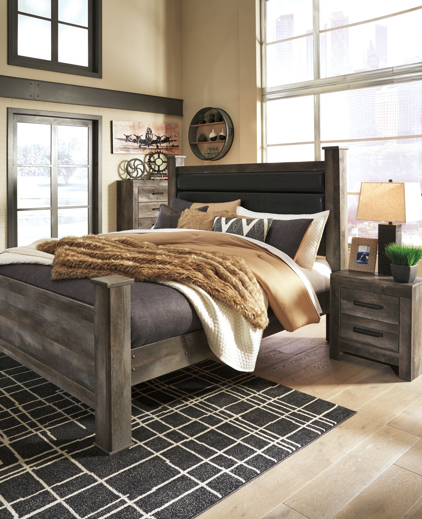 Wynnlow Queen Upholstered Poster Bed Signature Design by Ashley®