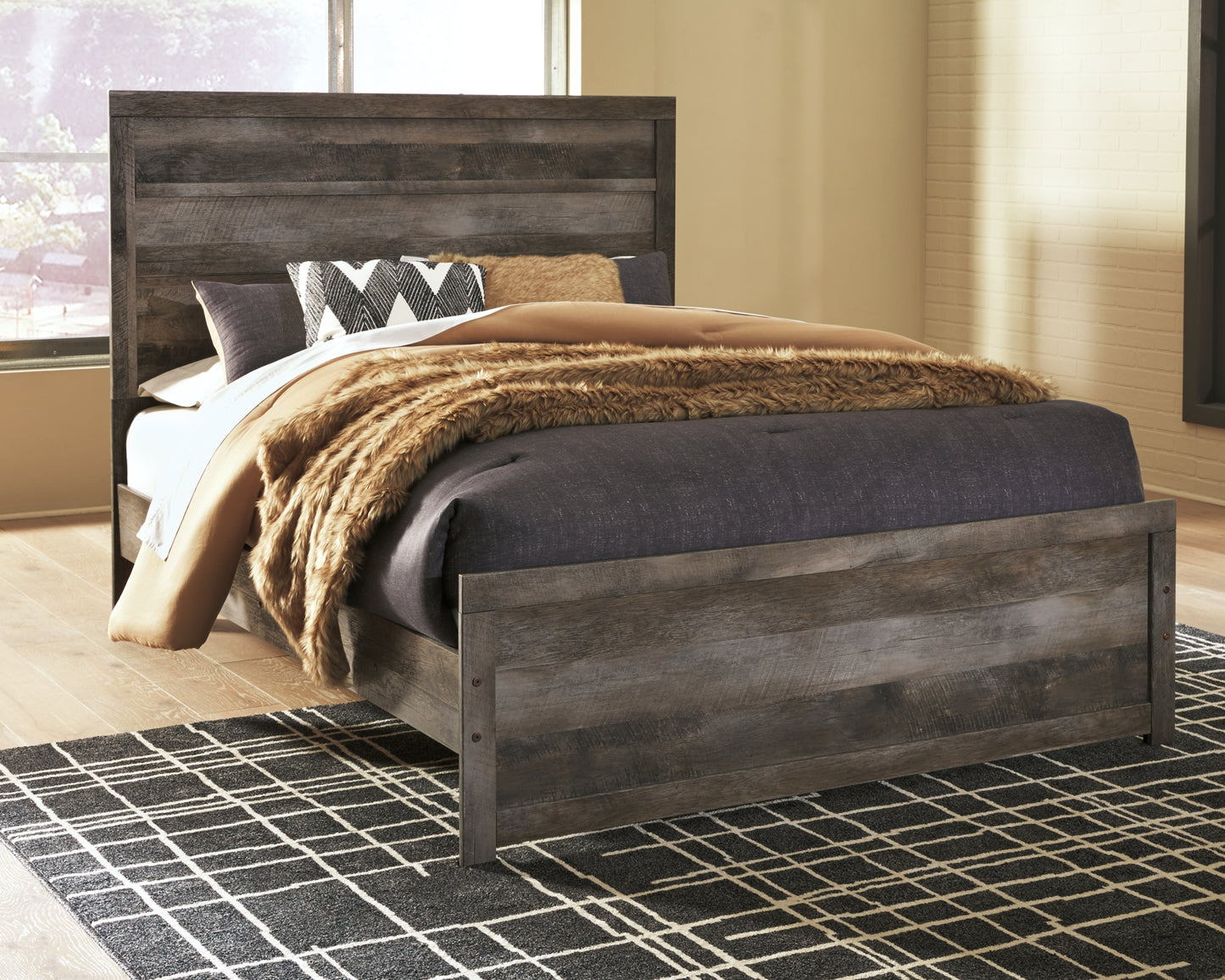 Wynnlow Queen Panel Bed Signature Design by Ashley®