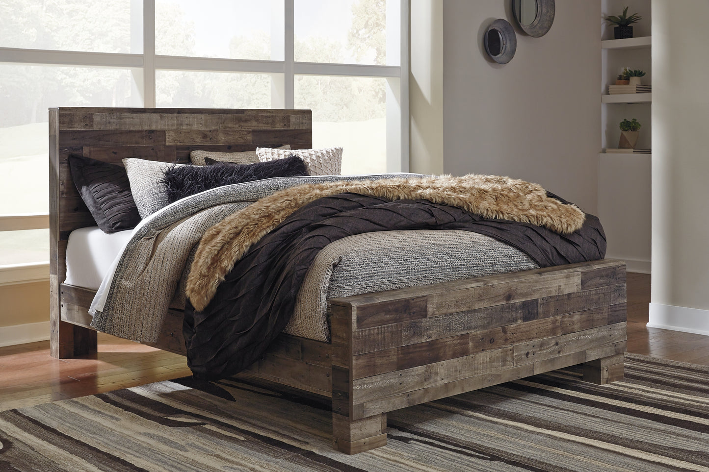 Derekson Queen Panel Bed Benchcraft®