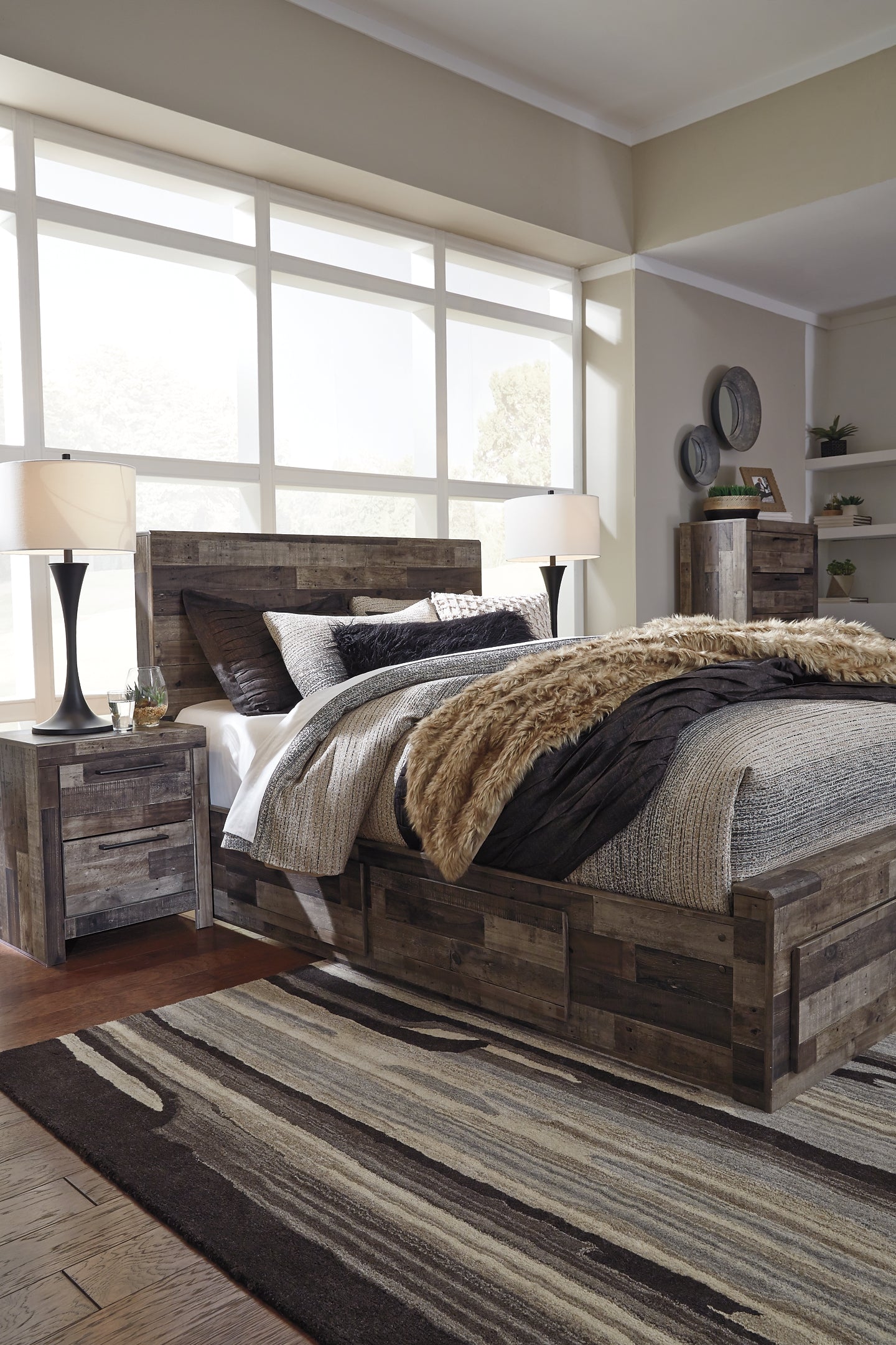 Derekson Queen Panel Bed with 4 Storage Drawers Benchcraft®