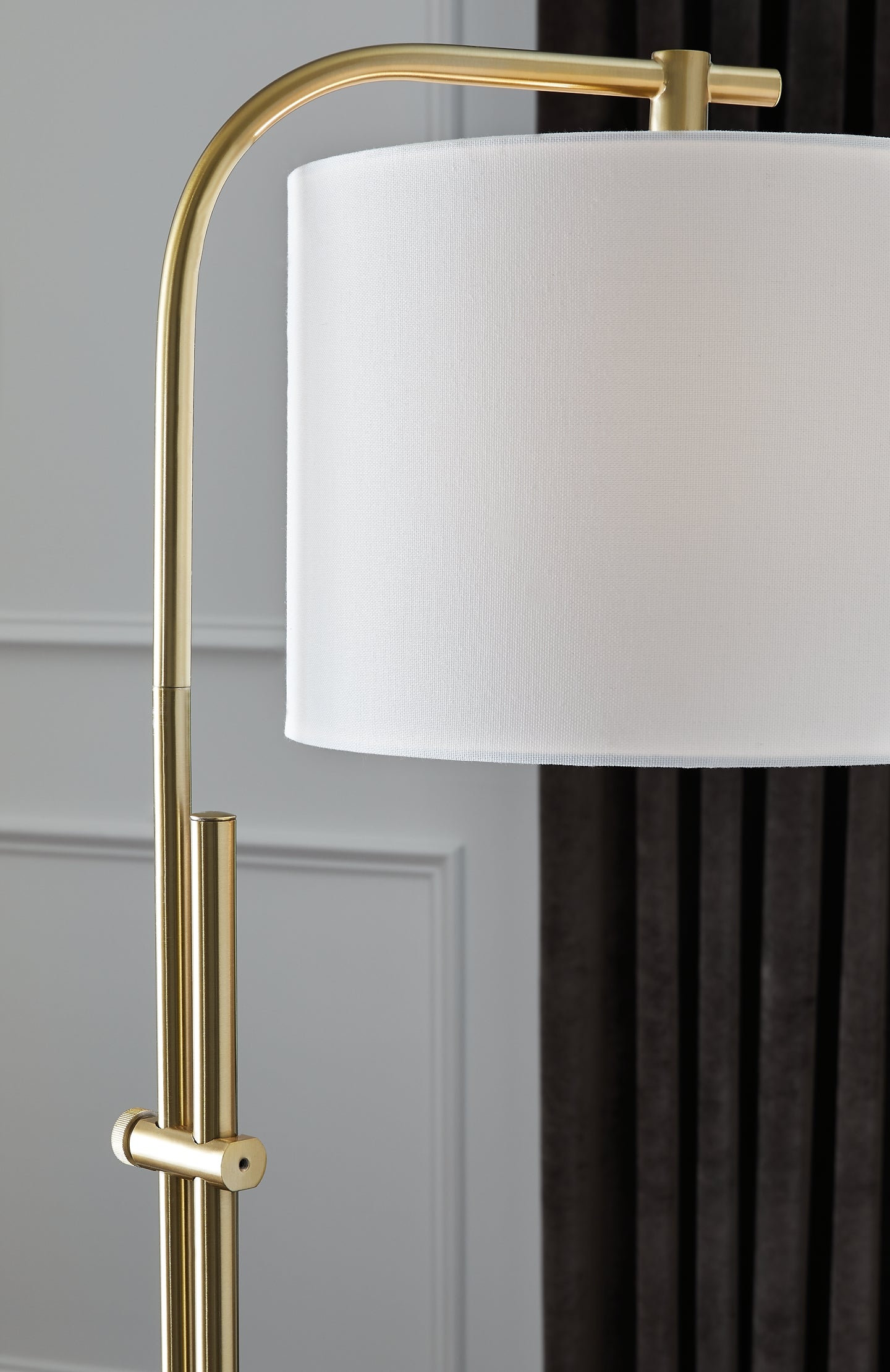 Baronvale Metal Floor Lamp (1/CN) Signature Design by Ashley®