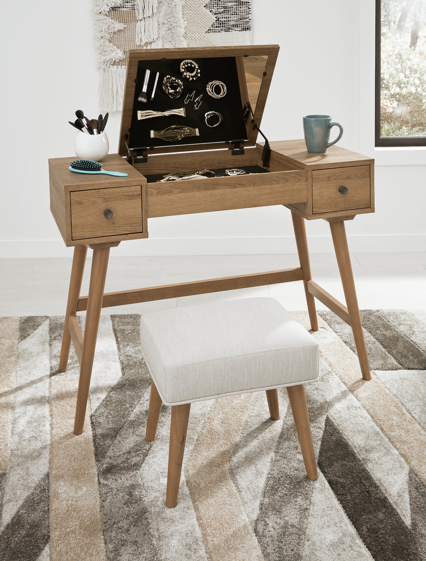 Thadamere Vanity/UPH Stool (2/CN) Signature Design by Ashley®