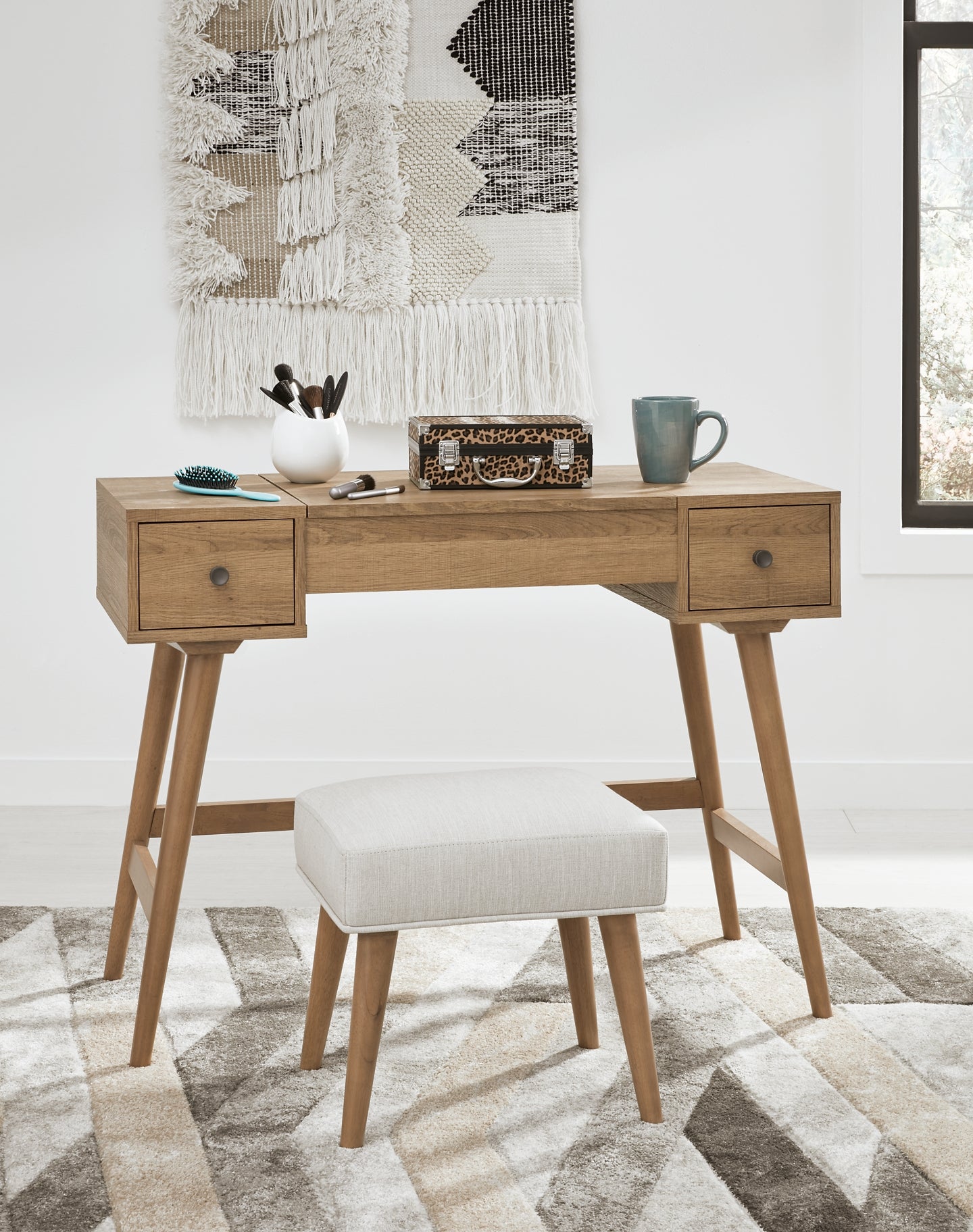 Thadamere Vanity/UPH Stool (2/CN) Signature Design by Ashley®