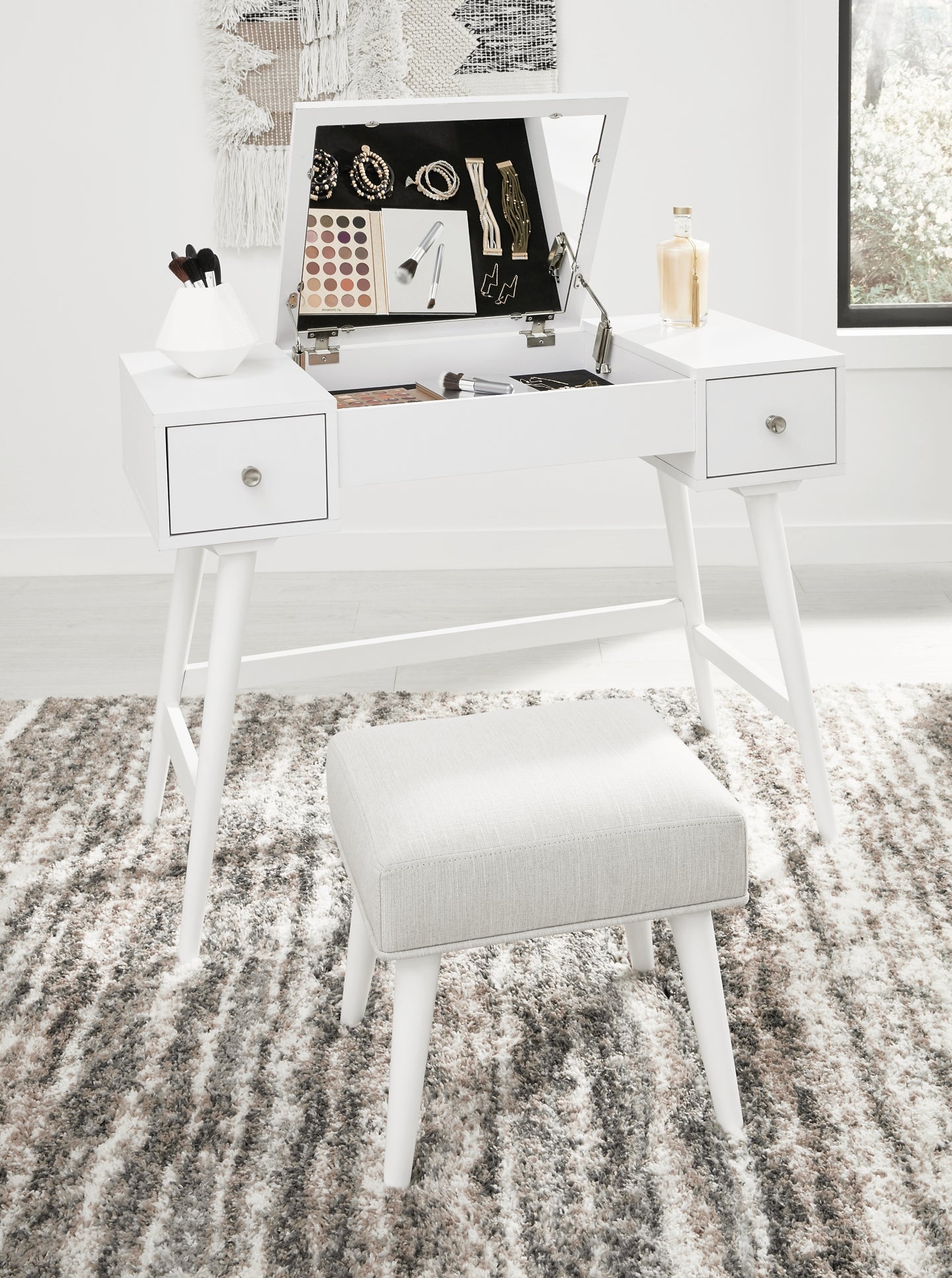 Thadamere Vanity/UPH Stool (2/CN) Signature Design by Ashley®