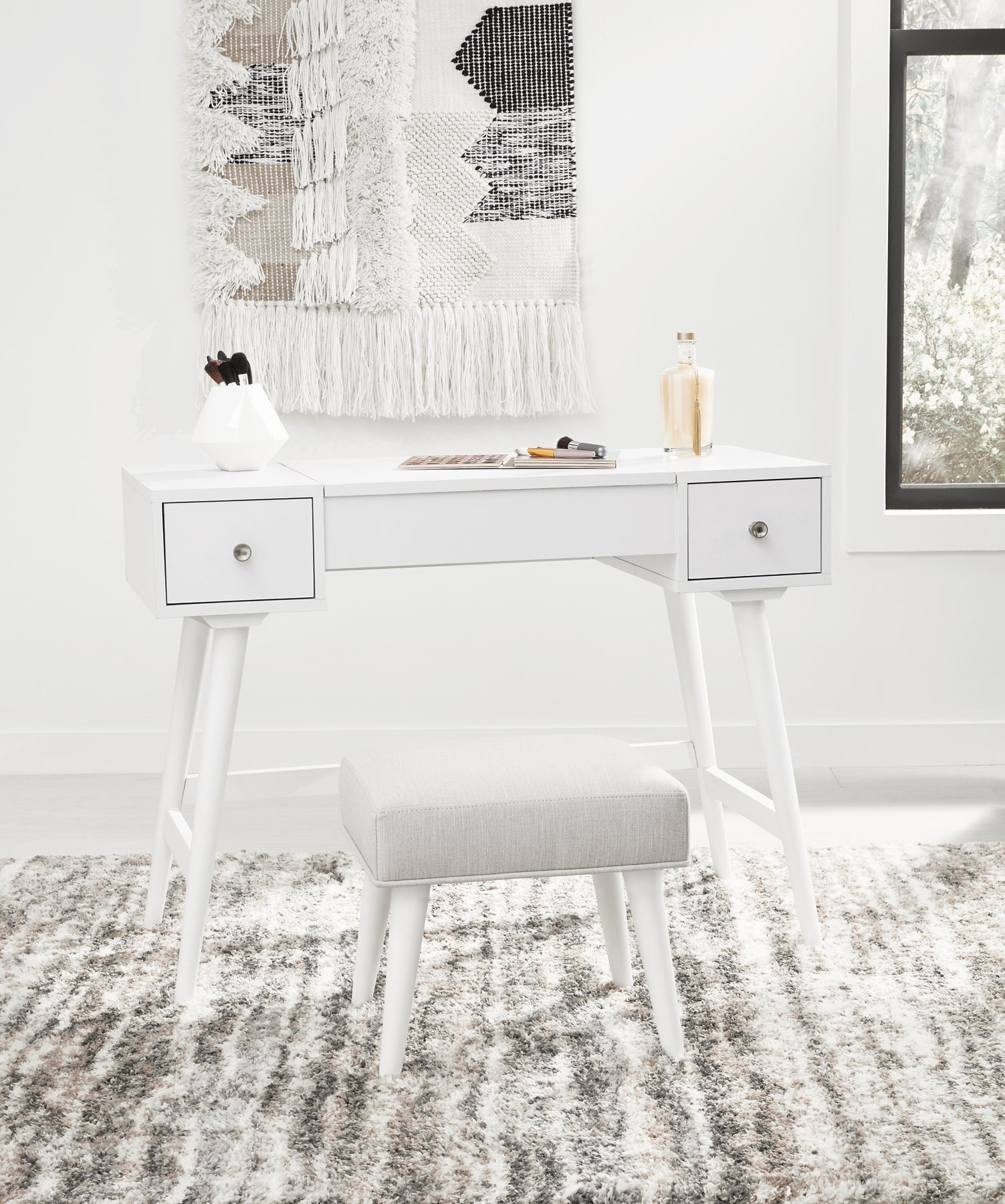 Thadamere Vanity/UPH Stool (2/CN) Signature Design by Ashley®