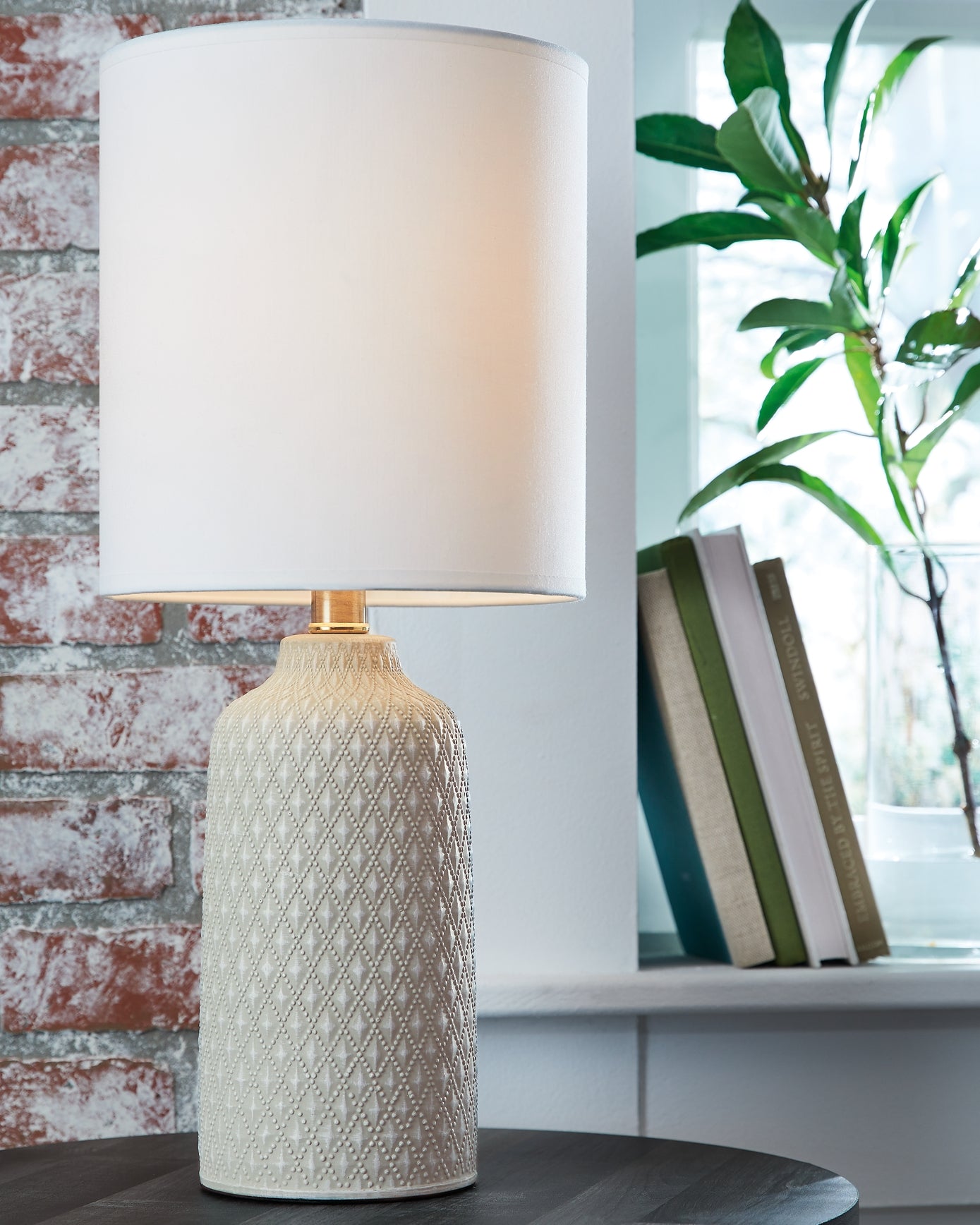 Donnford Ceramic Table Lamp (1/CN) Signature Design by Ashley®