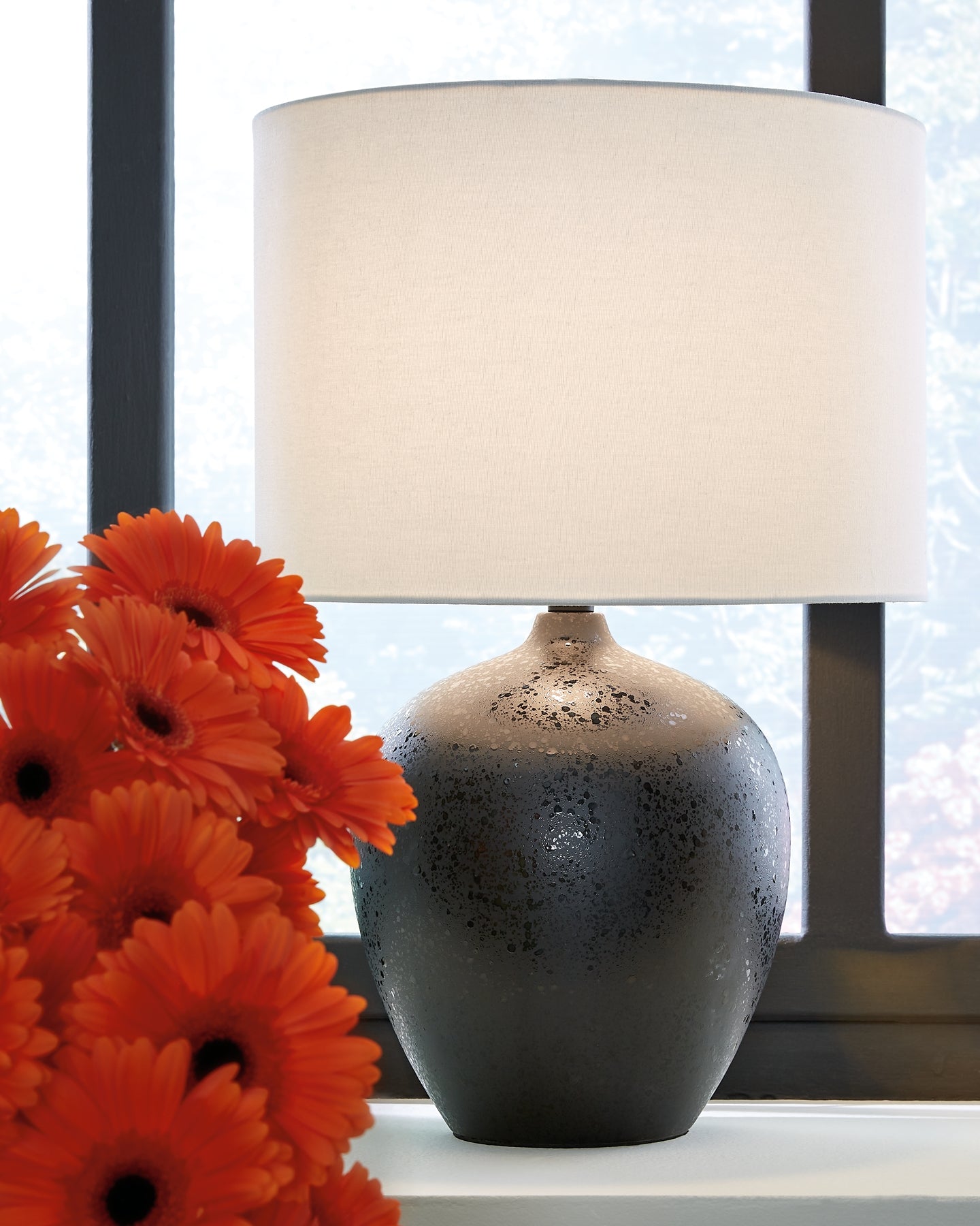 Ladstow Ceramic Table Lamp (1/CN) Signature Design by Ashley®
