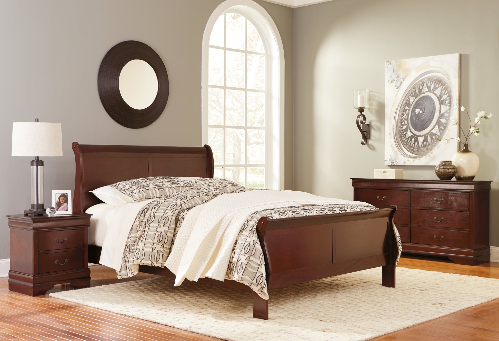 Alisdair Queen Sleigh Bed with Dresser Signature Design by Ashley®