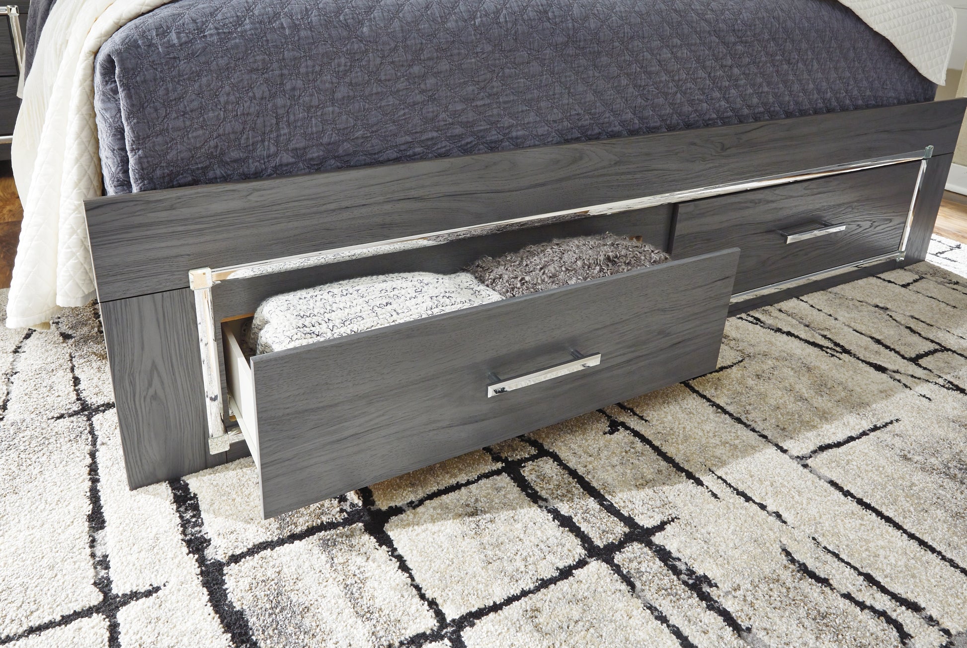 Lodanna Full Panel Bed with 2 Storage Drawers with Mirrored Dresser and Chest Signature Design by Ashley®