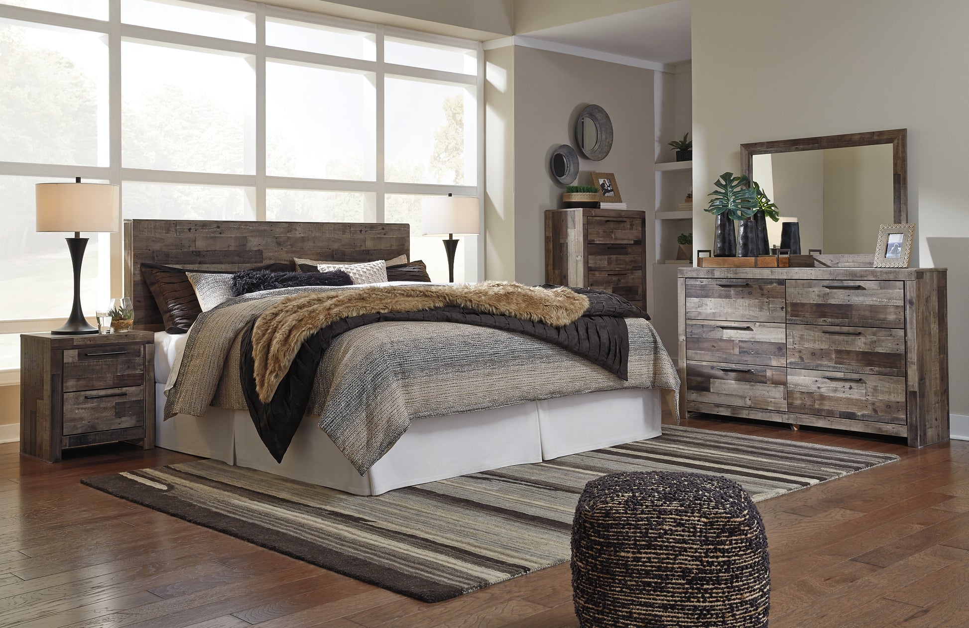 Derekson King Panel Headboard with Mirrored Dresser, Chest and Nightstand Benchcraft®