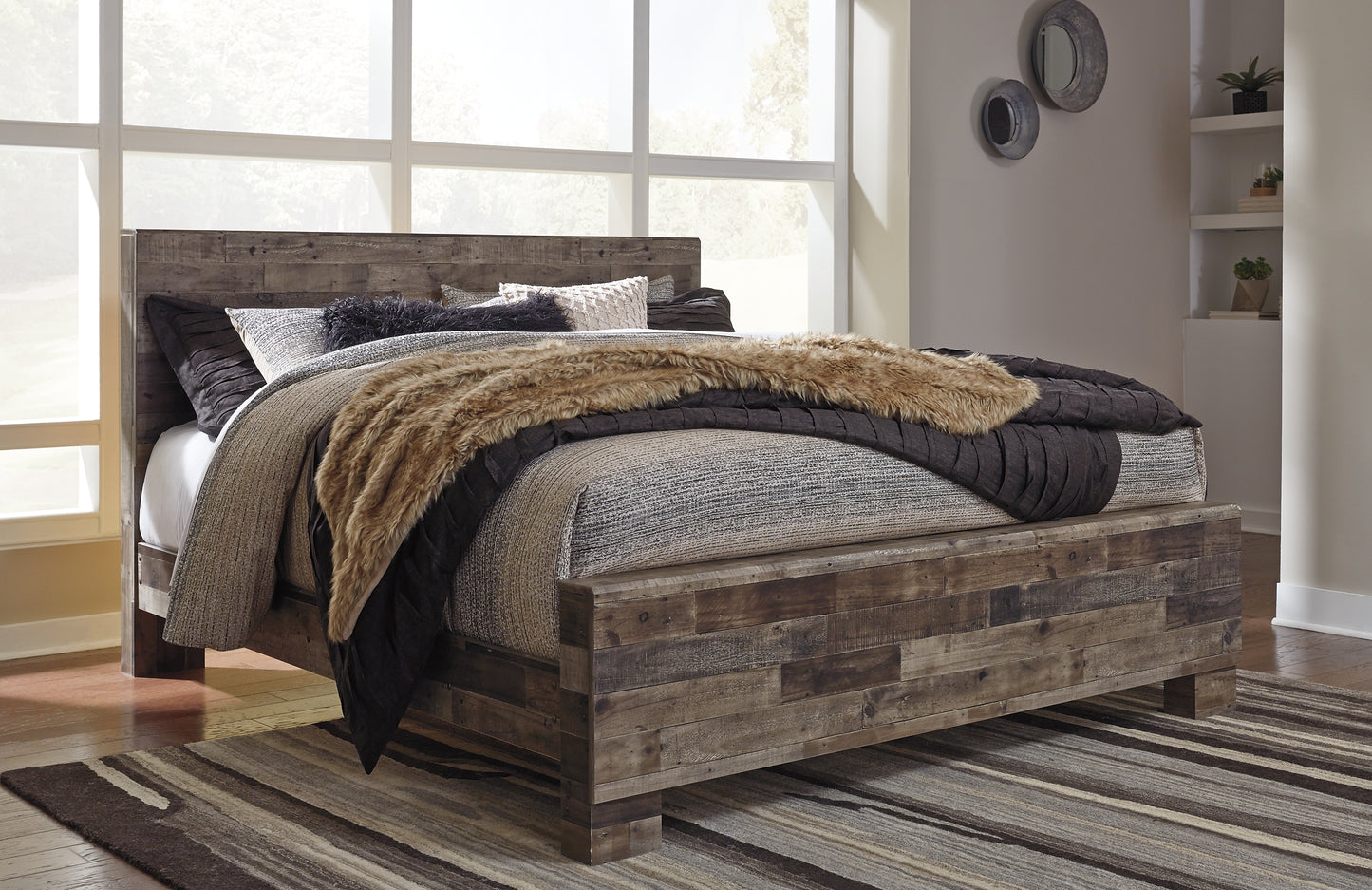 Derekson King Panel Bed with Mirrored Dresser Benchcraft®