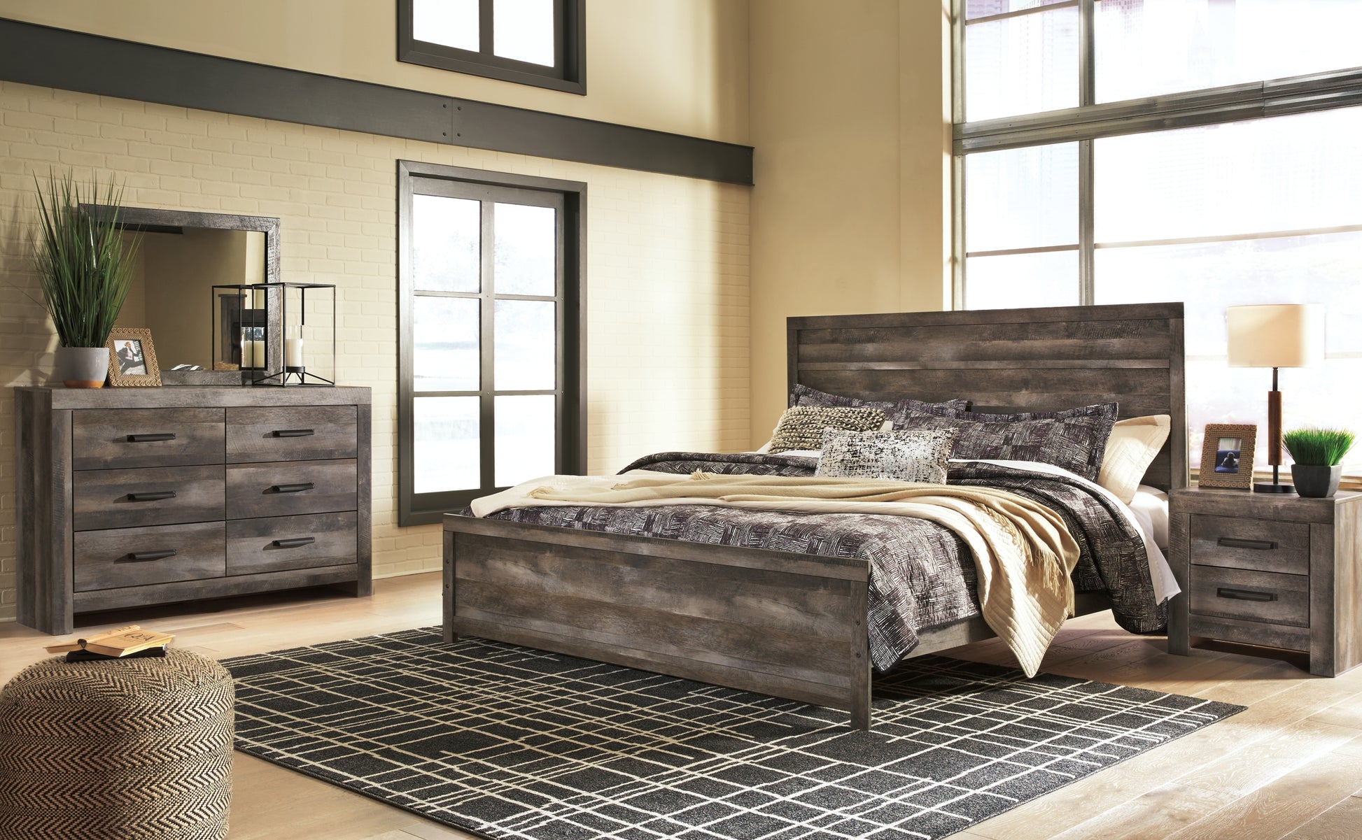 Wynnlow King Panel Bed with Mirrored Dresser Signature Design by Ashley®