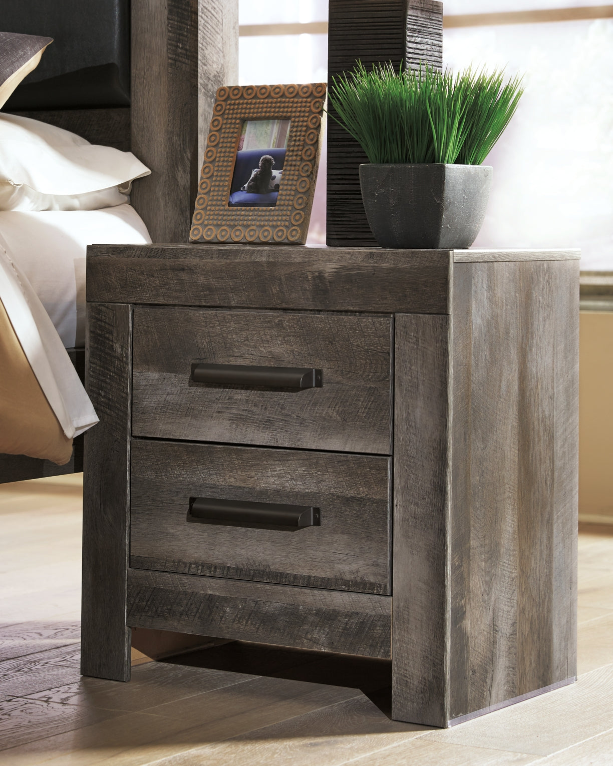 Wynnlow King Poster Bed with Mirrored Dresser and 2 Nightstands Signature Design by Ashley®