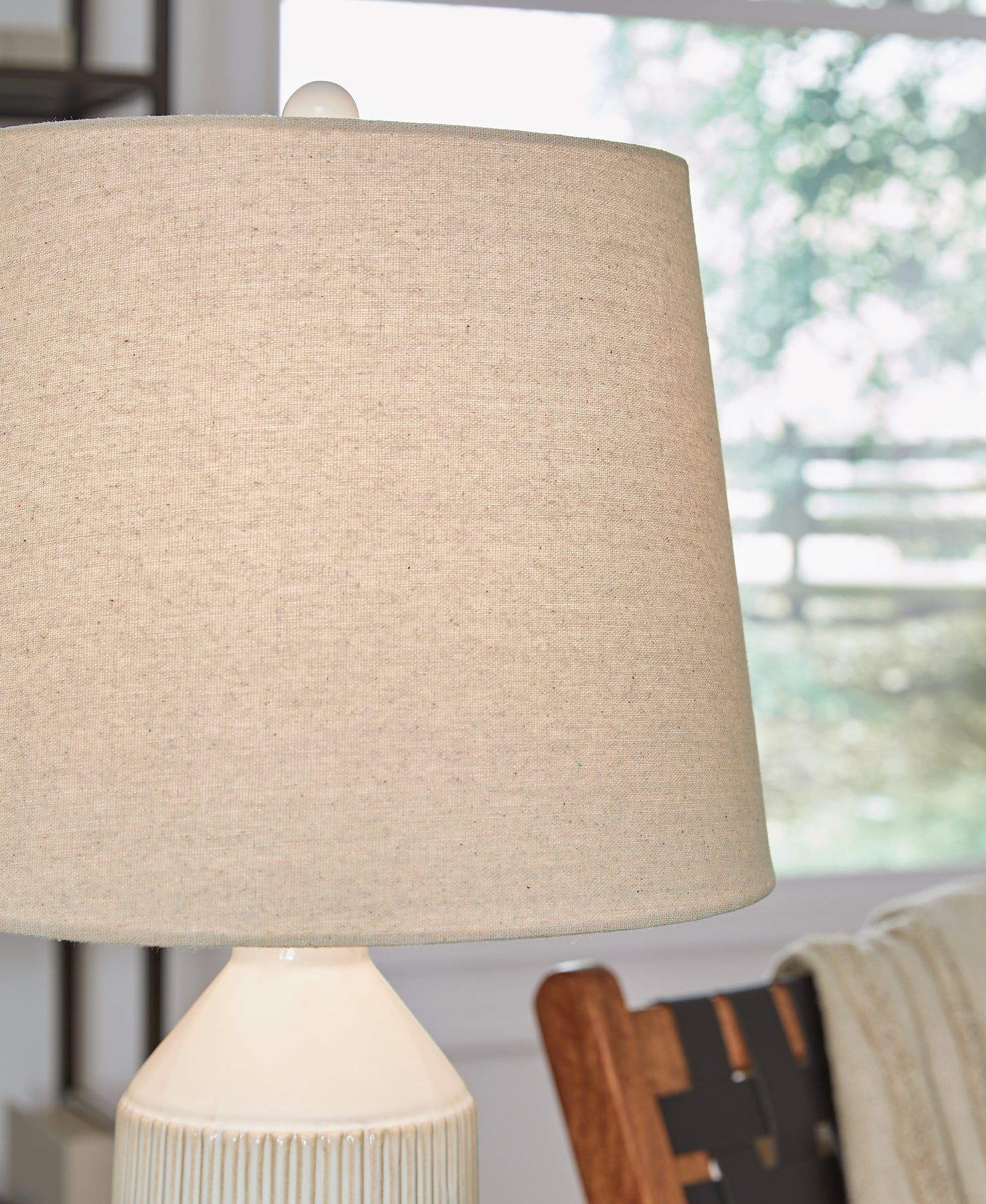 Willport Ceramic Table Lamp (2/CN) Signature Design by Ashley®