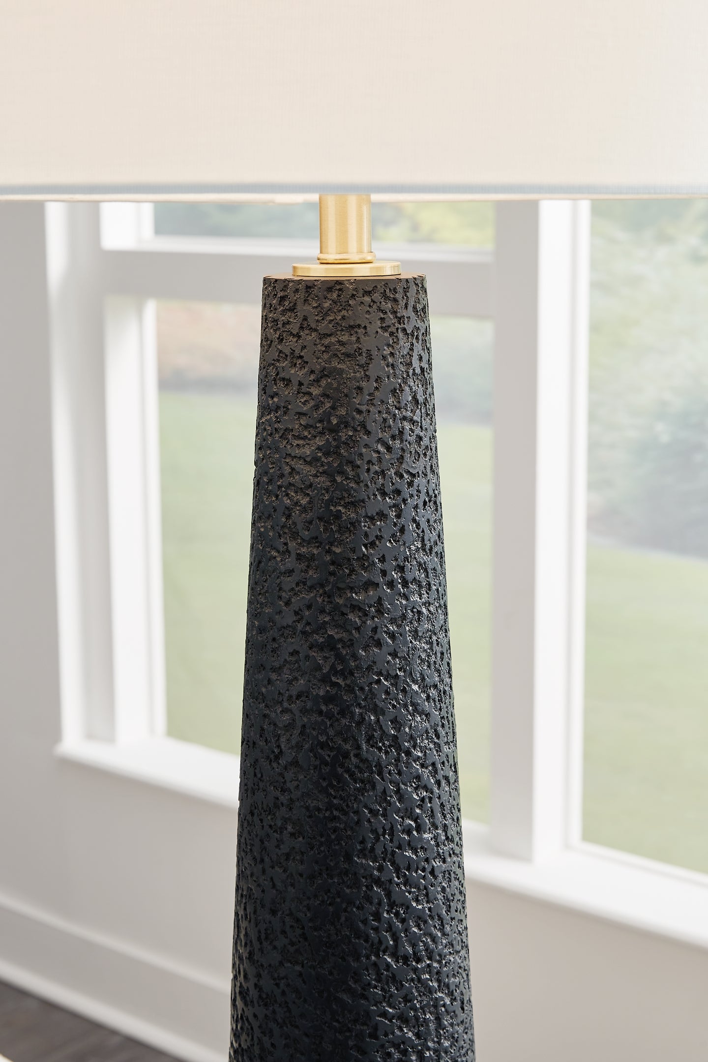 Hallburg Poly Floor Lamp (1/CN) Signature Design by Ashley®
