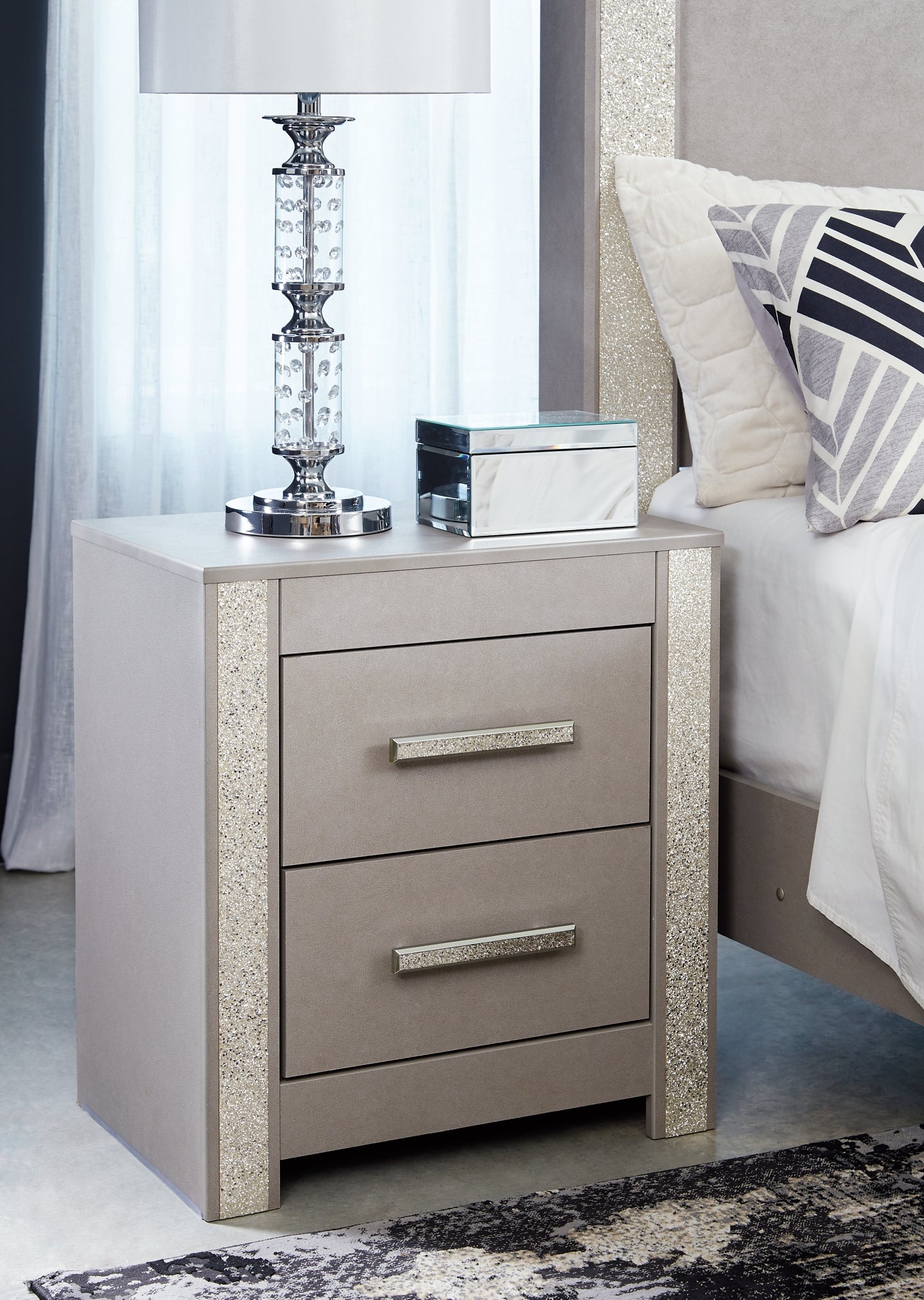 Surancha Queen Poster Bed with Mirrored Dresser, Chest and 2 Nightstands Signature Design by Ashley®