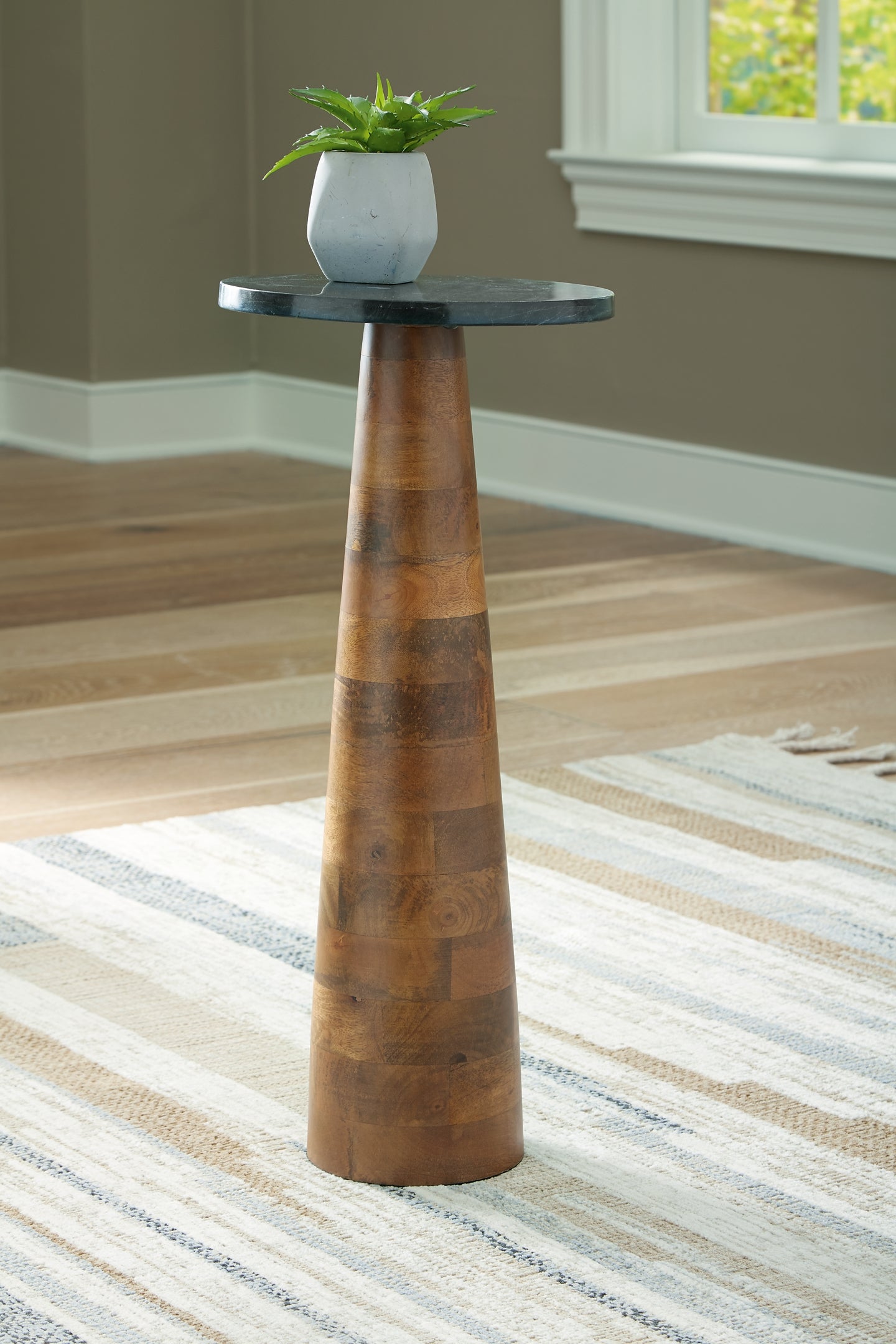 Quinndon Accent Table Signature Design by Ashley®