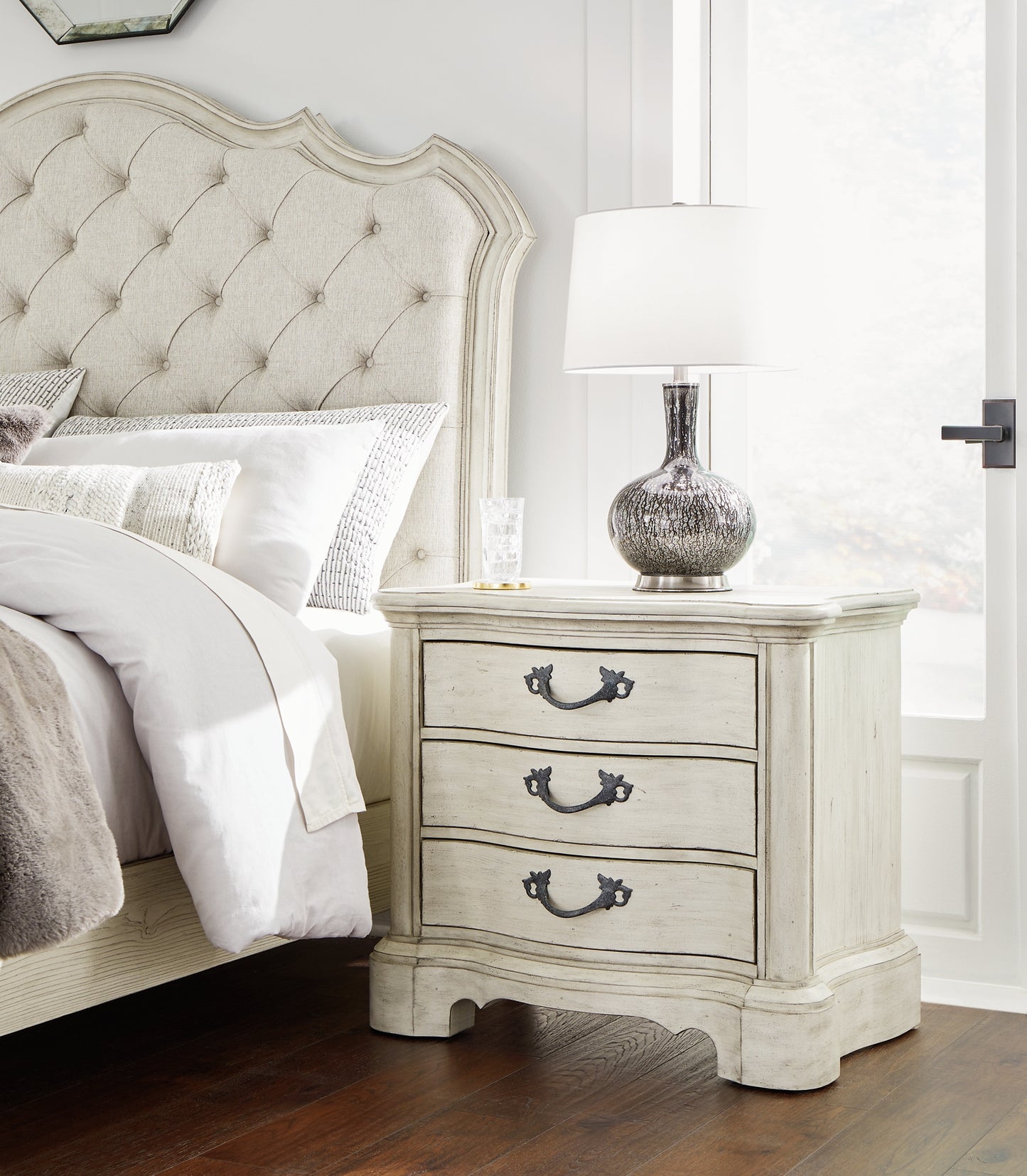 Arlendyne King Upholstered Bed with Mirrored Dresser, Chest and Nightstand Signature Design by Ashley®