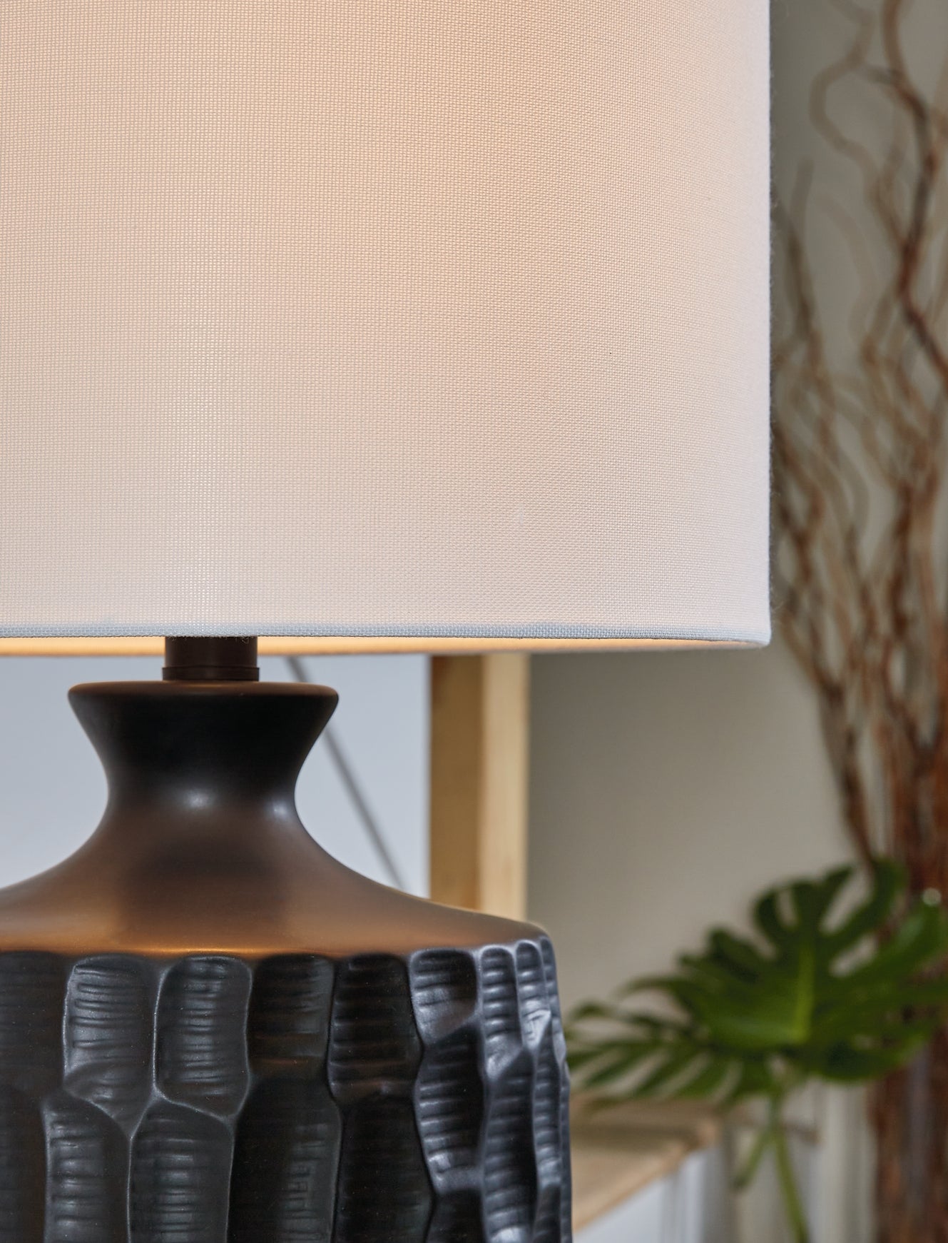 Ellisley Ceramic Table Lamp (1/CN) Signature Design by Ashley®