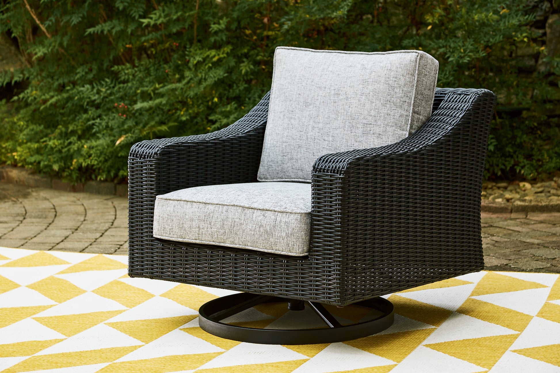 Beachcroft Swivel Lounge Chair (1/CN) Signature Design by Ashley®